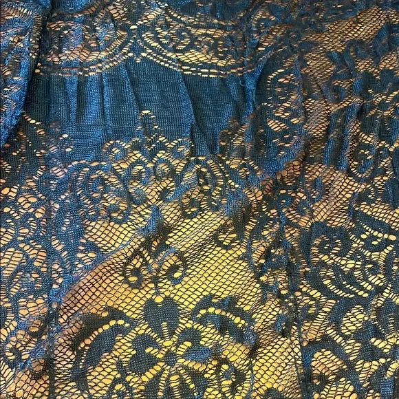 Elegant Black Lace Shawl - Picture 3 of 3